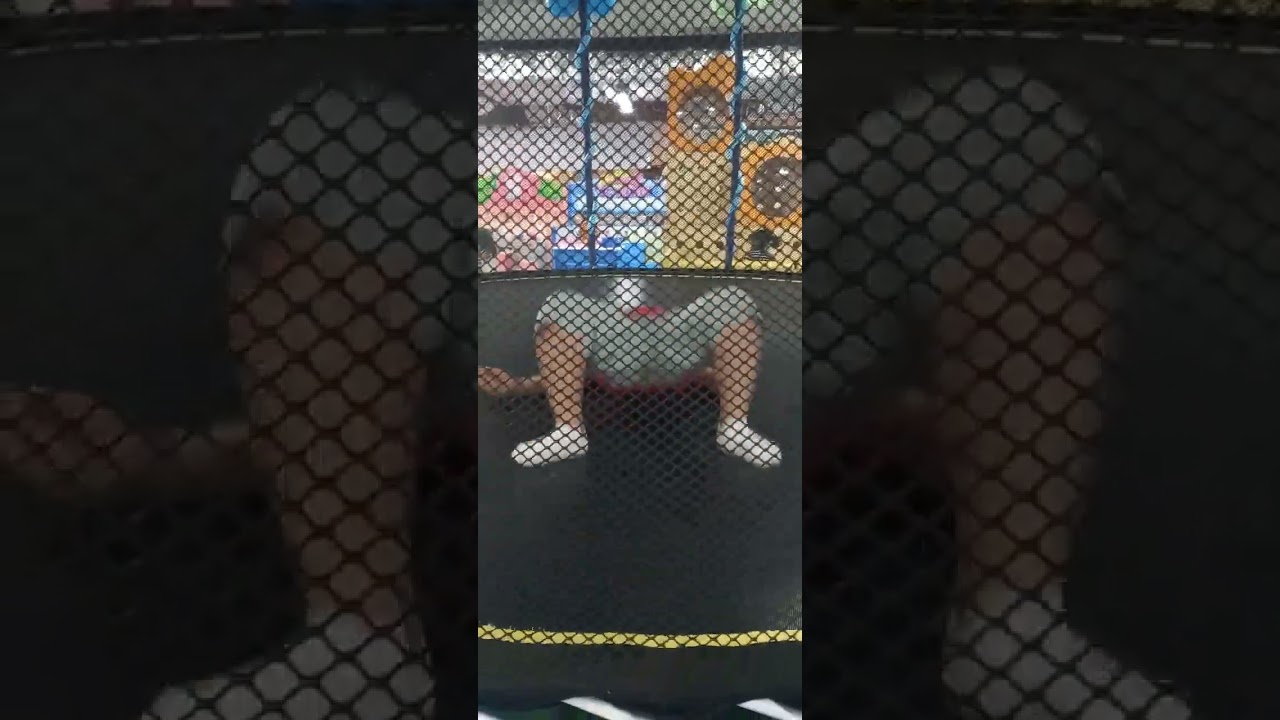 ang batang  gusto laging pumasok sa Pop up