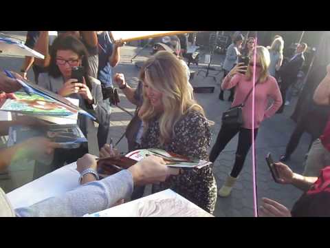 sports-illustrated-swimsuit-model-christie-brinkley-signing-autographs-at-extra-tv