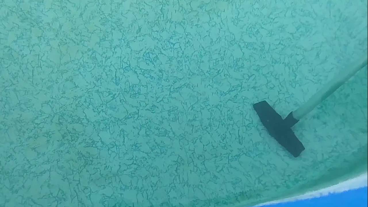 Чистка бассейна пылесосом - YouTube