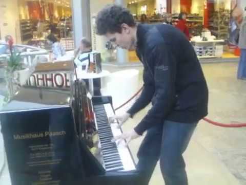 Mr. Pianoman - Piano-Medley im Allee-Center in Mag...
