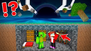 EPIC BLACK HOLE vs. Doomsday Bunker in Minecraft - Maizen JJ and Mikey