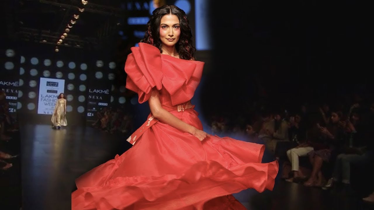 Yami Gautam Walks For Gauri & Nainika | Spring/Summer 2019 | Lakme Fashion Week