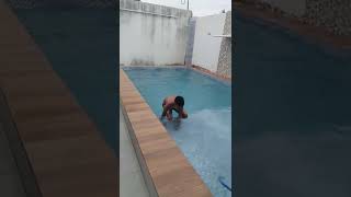 Pulando Na Piscina Em Tamandaré