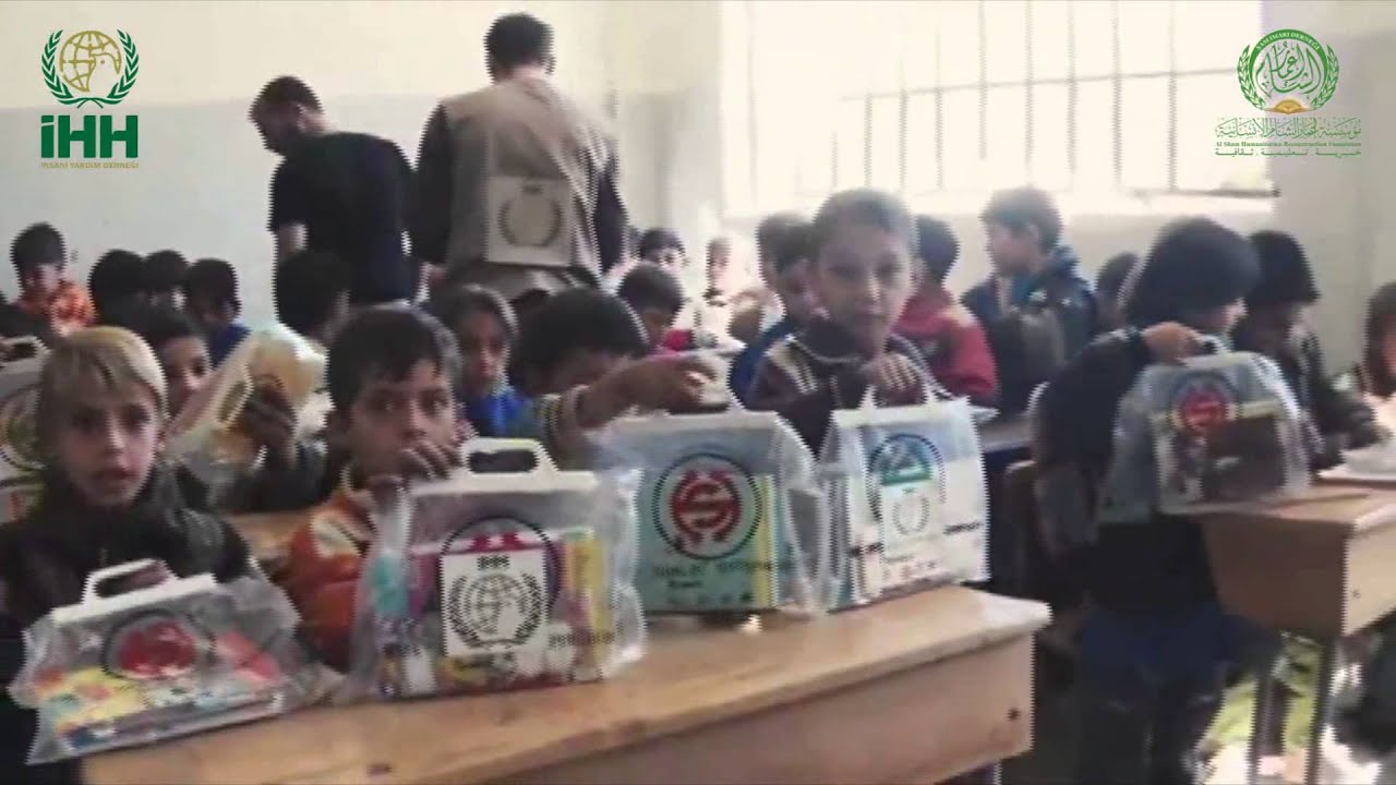 توزيع قرطاسية على طلاب مدرسة بيت نايم في الغوطة الشرقية مقدمة من منظمة ihh