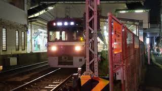 【元1601編成と現1601編成のすれ違い】京急1500形1561編成 3[1503] 普通 品川行 発車&新1000形1601編成 35[1634] 普通 浦賀行 到着！ 八丁畷駅にて