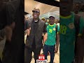 Accueillis en héros, les supporters sénégalais célèbrent leur fierté et l’amour du pays.