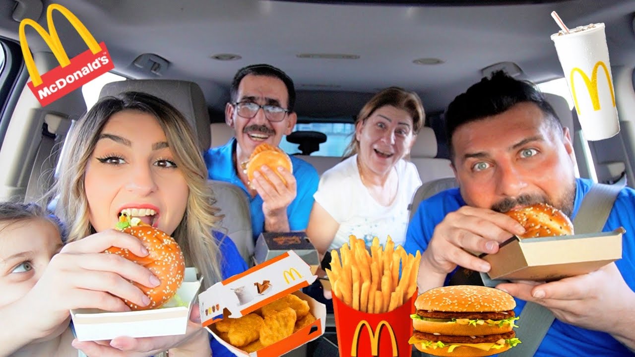 خلينا السيارة اللي قدامنا تحدد أكلنا😅مع أهلنا || تخانقنا!!👊😡