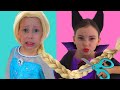 Alice hace peinados a princesas en un salón de belleza de juguete Concurso de estilistas para niños