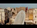اجيو نشوفوا دربني انجليزي بوطويل والبحيره من اعلى السطح