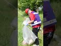 「黄金のペットボトル」の中身は…　PAの道沿いに大量のゴミ