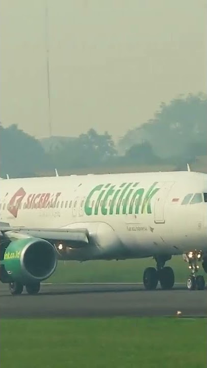 GASSPOLL!! How the Airbus A320 Citilink plane brakes when landing #shorts #citilink #landing