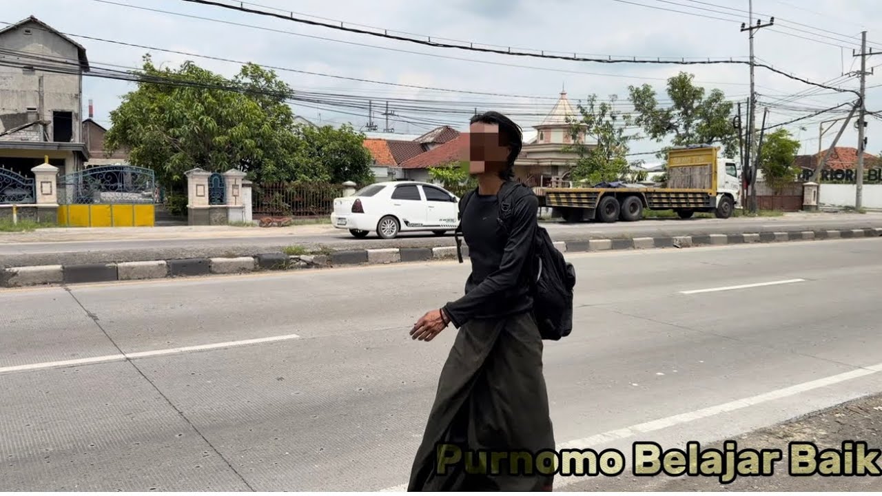 PEMUDA TUBAN JALAN KAKI MENAHAN LAPAR 3 HARI CARI PEKERJAAN.KANGEN BAPAK DAN ADIK DIRUMAH KONTRAKAN 