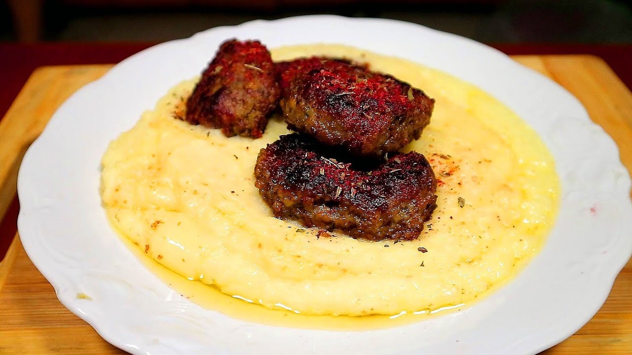 Receta tradicionale e qofteve të Tironës, shoqeruar me pure pataesh