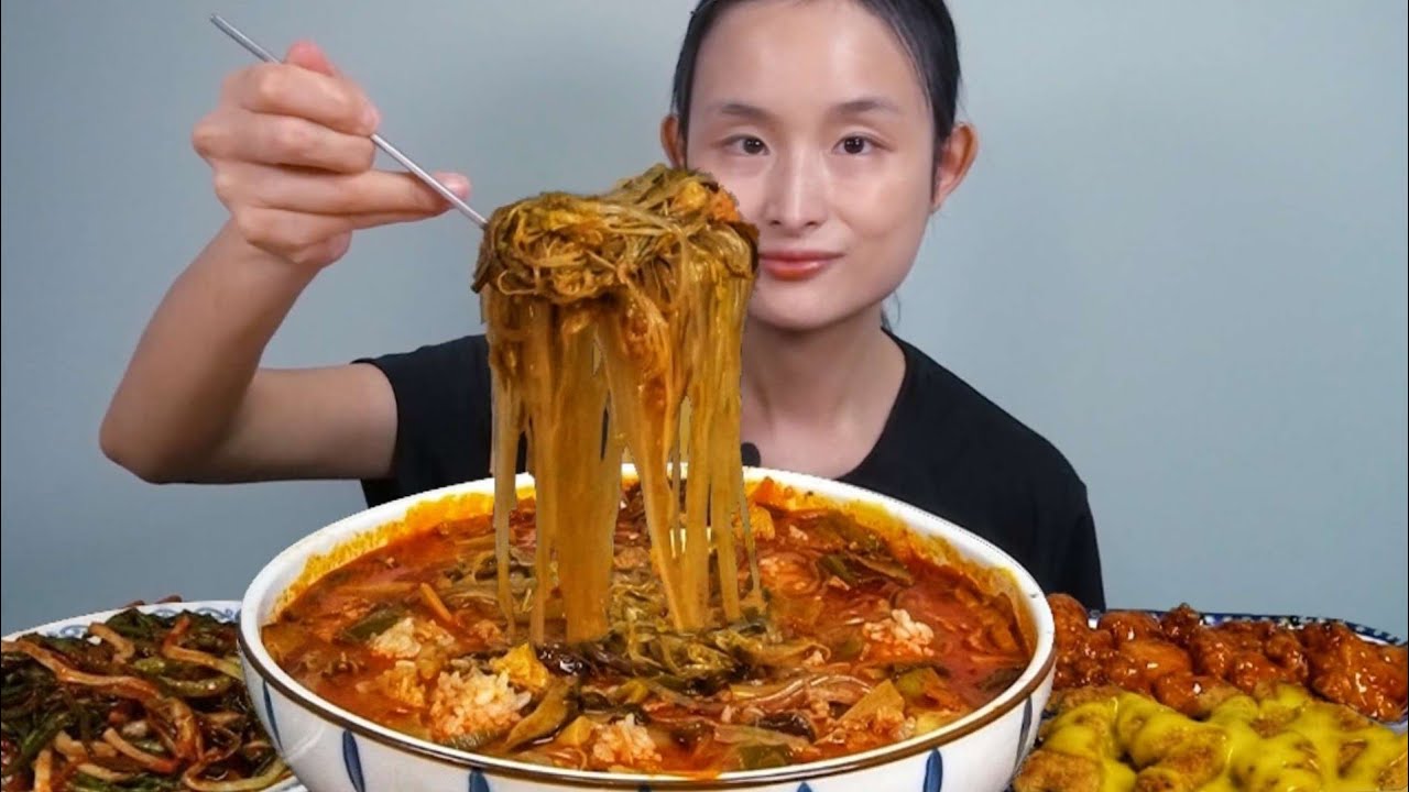 찬또배기 도가니육개장에 당면 밥 듬뿍 넣고 떡강정 용가리치킨 파김치 먹방