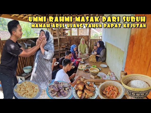 WAH ADA YANG ULANG TAHUN.. MAKAN NGARIUNG PENUH KEBERSAMAAN DI DESA | MANGPEP VLOG class=