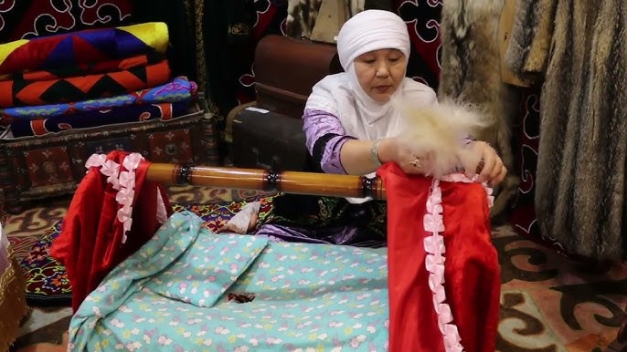 Порно видеолар, орысша секс фильмдер Екі әйел белдікпен еркекті трассалайды