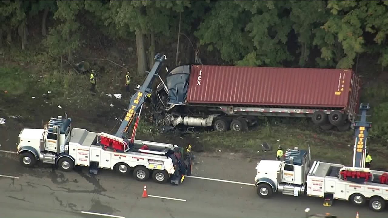 2 killed in crash on NY State Thruway early Monday - YouTube
