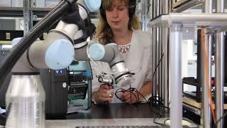 Gigaset Smartphone Production V Attaching the Label