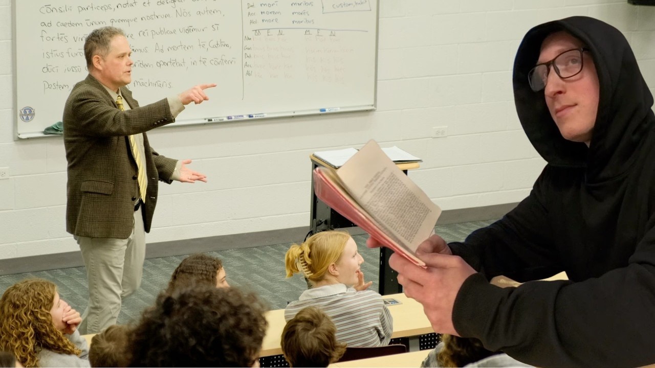 El profesor llama al estudiante callado…y responde en latín fluido