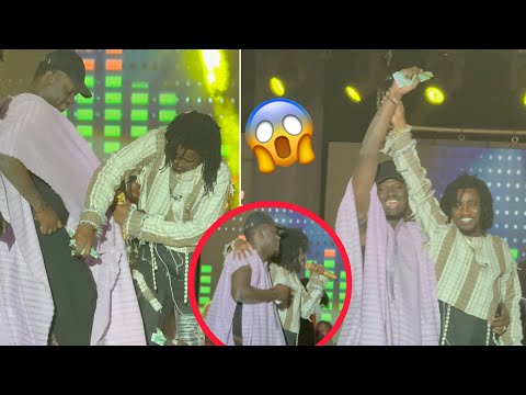 Wally seck honore Omaro sur scène, fait un battaré et souleve sa main pour saluer son travail dans…