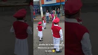 Niña Se Roba El Show Del Desfile 
