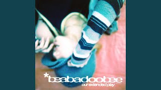 Vignette de la vidéo "Beabadoobee - He Gets Me So High"