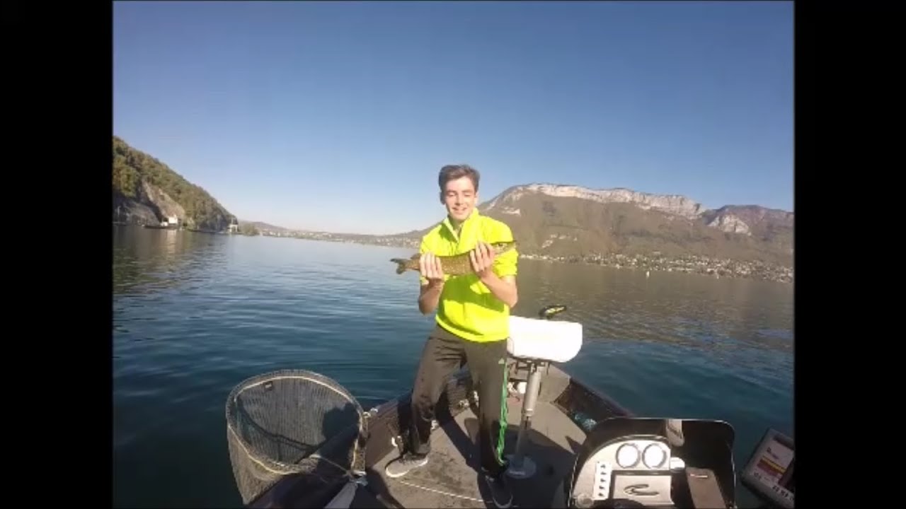 pêche du brochet au leurre sur le lac d'annecy. Brochet qui ramène un