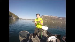 pêche du brochet au leurre sur le lac d'annecy. Brochet qui ramène un petit cadeau