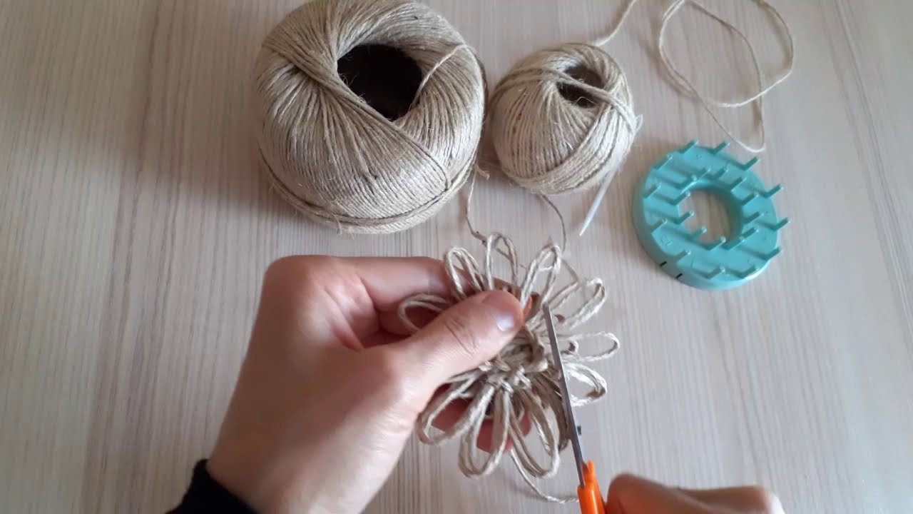 Jüt ip ve örgü aparatı ile 3 farklı motif süslemelerde kullanacağım motifler yaptım