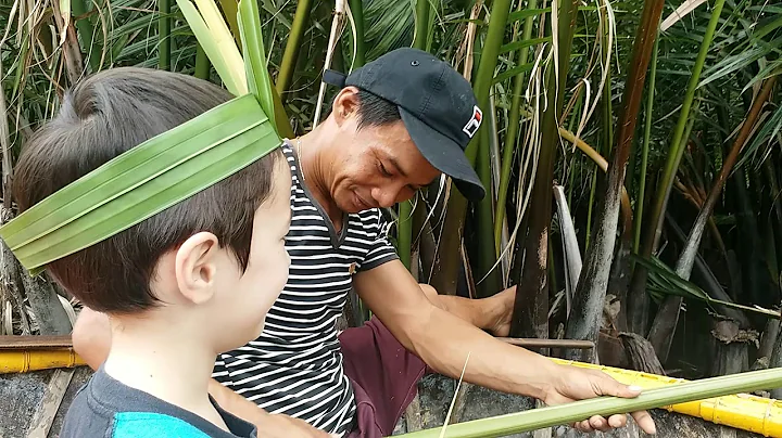 Making hat out of coconut leaves, Hoi An, Vietnam 越南海安 🌴 Hội An