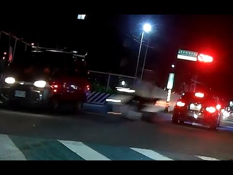 【車禍影片】麵包車闖紅燈?（2023.09.10 新北市新莊區新樹路與景德路口