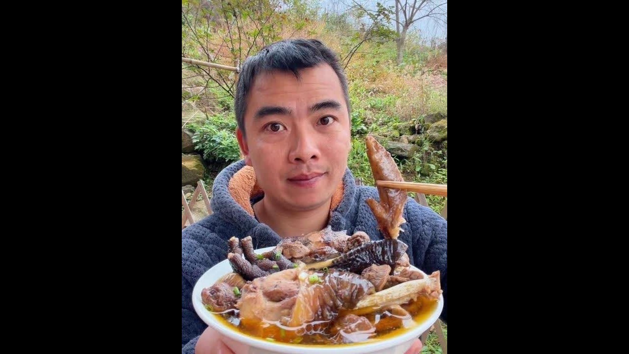 兄弟姐妹们 吃饭了哦 今天吃鸡肉 简简单单又是一餐#抖音美食推荐官 #抖音美食 #普通的饭菜都是家的味道 @DOU+小助手