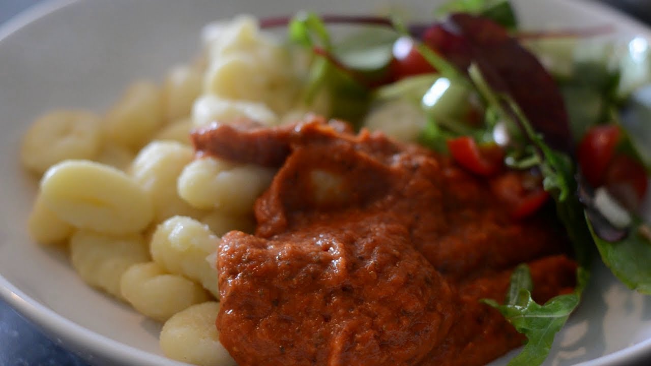 V KUCHYNI BEZ MASA | Omáčka z pečených paprik a lilku