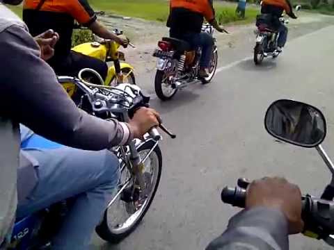 Honda CB 100 N vs Honda Blade  FunnyDog.TV