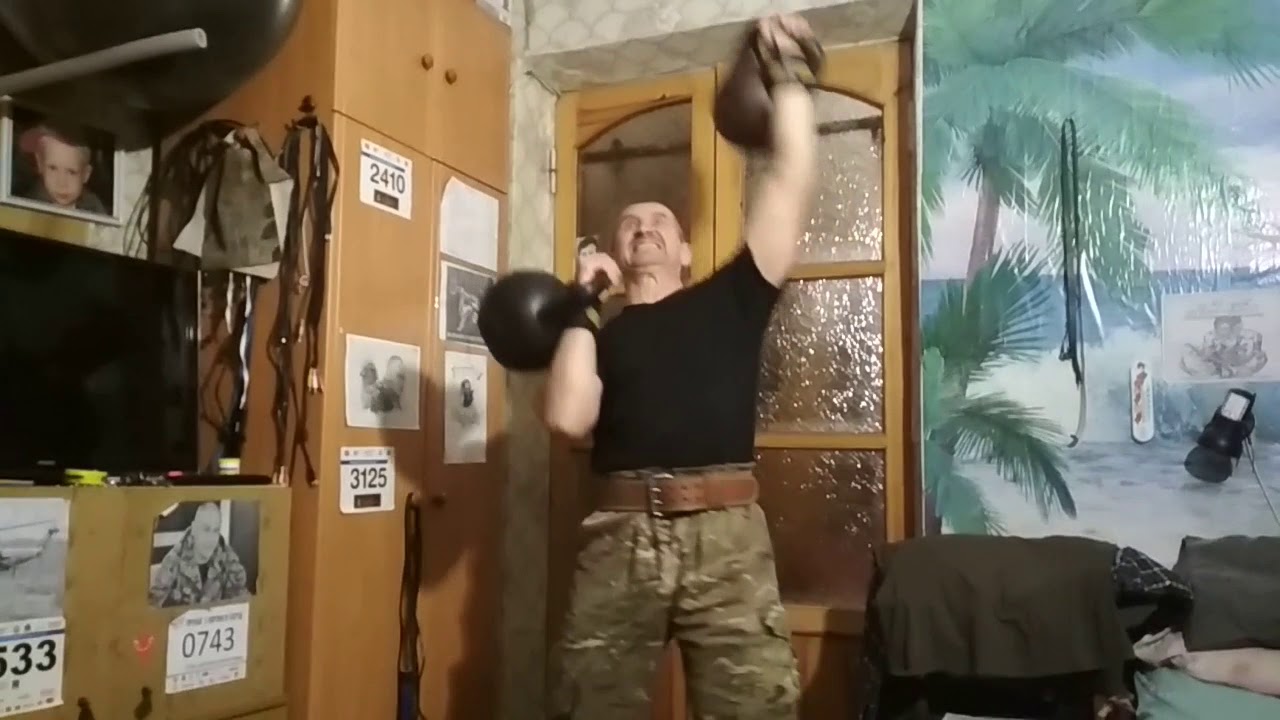 Жим гири в солдатской стойке
