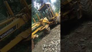 excavator tarik grader yang jatuh ke jurang ,oprator punya skill