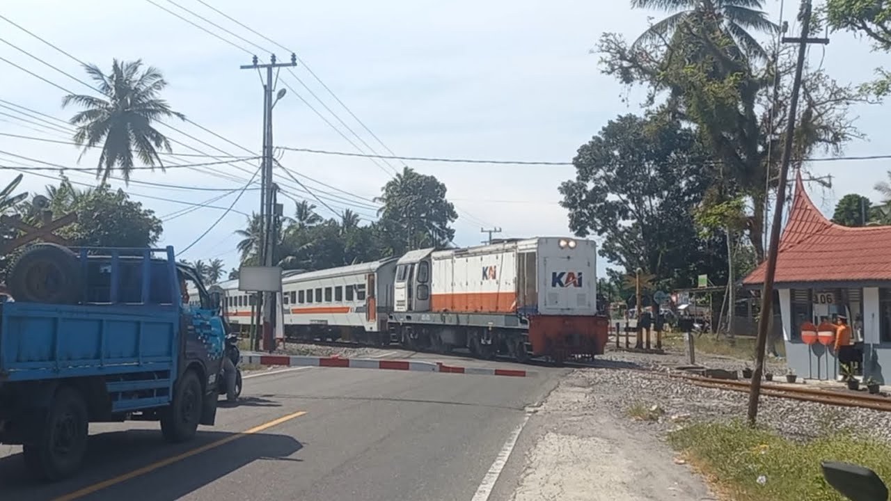 KA Pariaman Ekspres Melintas di JPL 06 Sintuk