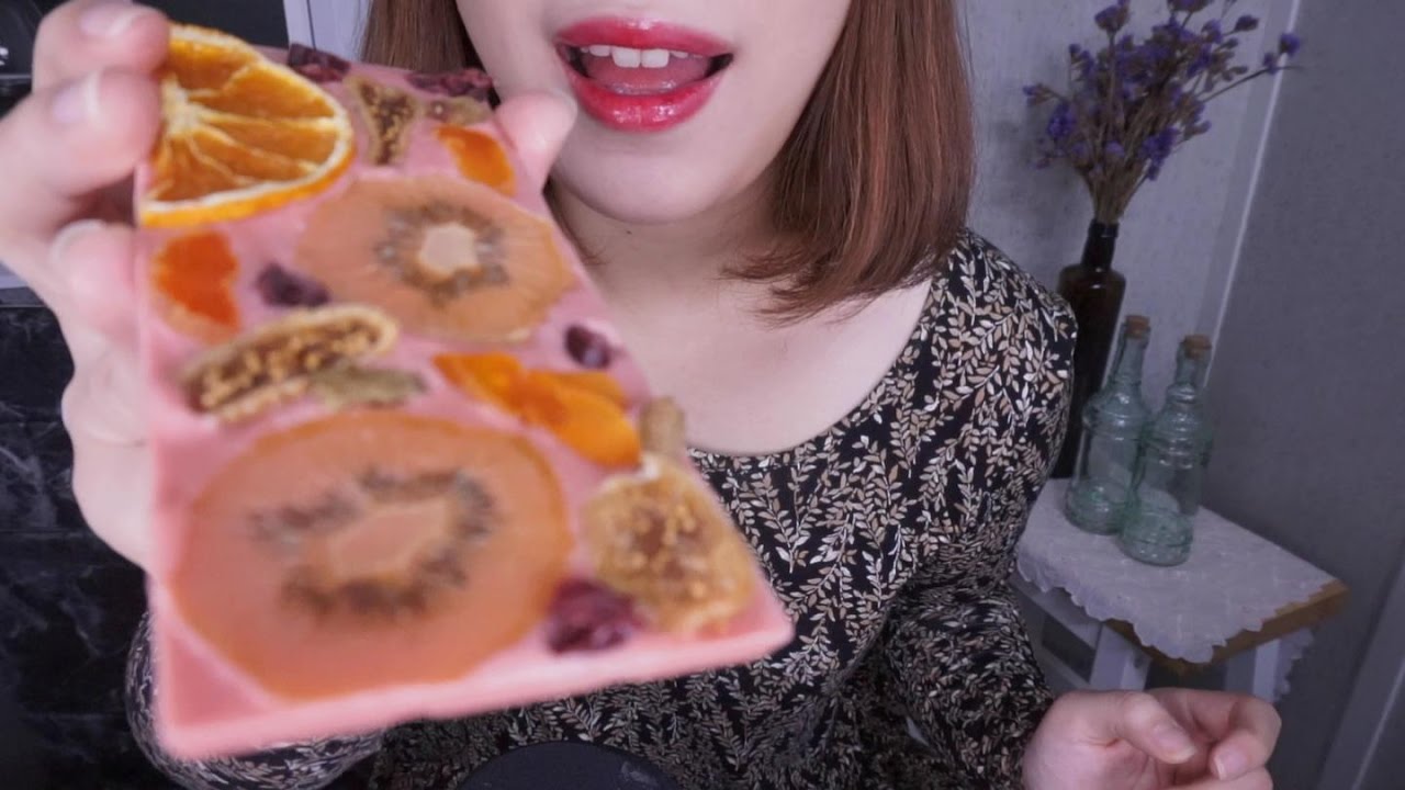 [먹여주는 ASMR] 과일듬뿍 핑크초콜릿 먹여줄까요?│Feeding Chocolate│Chocolate Eating Sounds Sounds│No talking