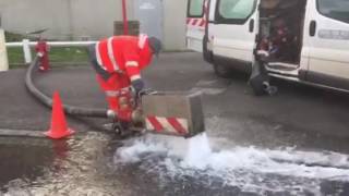 A Wimereux, les équipes de véolia purgent le réseau d eau potable!