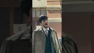 Он ещё и поёт….