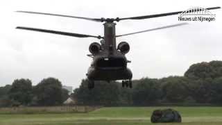 Spectaculaire Dropping Rode Baretten Per Chinookhelikopter