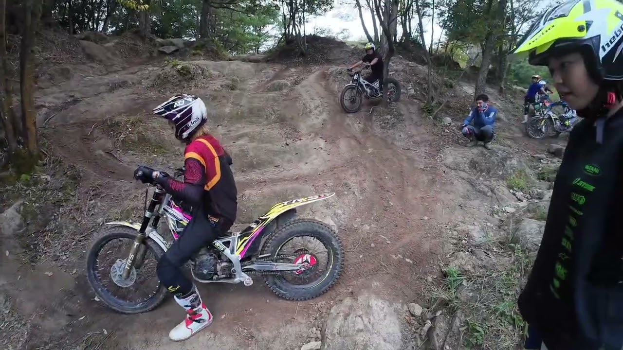 サラサラ斜面のターン途中の段差越え 