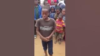 Criancas interpretando a divida publica em Mocambique (Telejornal)