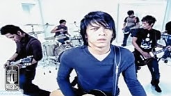 Peterpan - LANGIT TAK MENDENGAR (Official Music Video)  - Durasi: 3:56. 