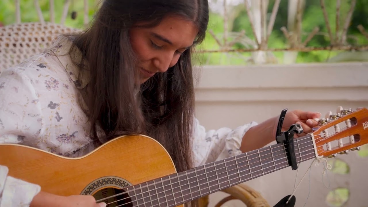 ¡Conoce la historia de la cantautora Andrea Cruz!