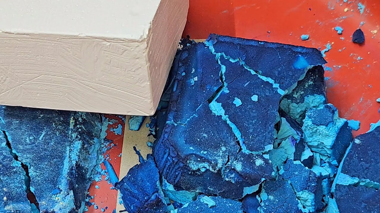 Failed an attempt to make cornstarch and holi powder crunchy.#asmr #gymchalk #holi #cornstarch