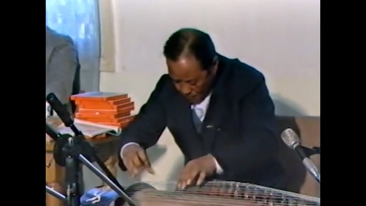 Obejrzyj Chinese guzheng 古筝 player Han Tinggui 韩庭贵 plays "Bao Leng Diao"《包楞调》 w YouTube
