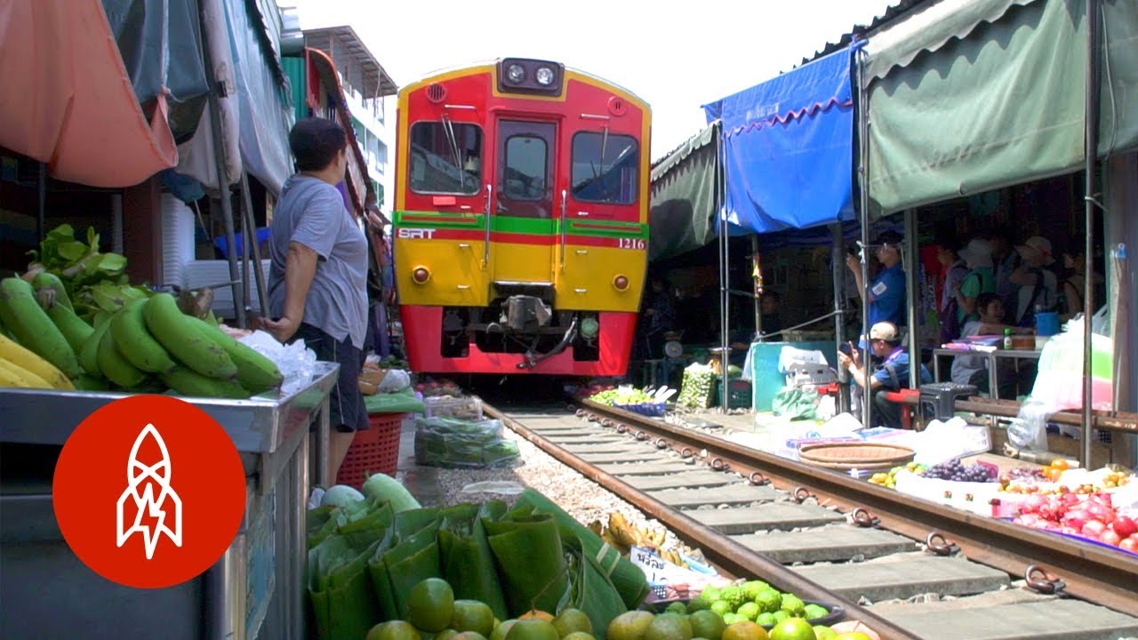 El tren que atraviesa un mercado de Tailandia