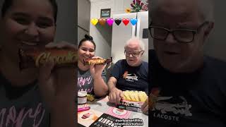 Trocando guloseimas com a Bufinha mas acho que ela não gostou 