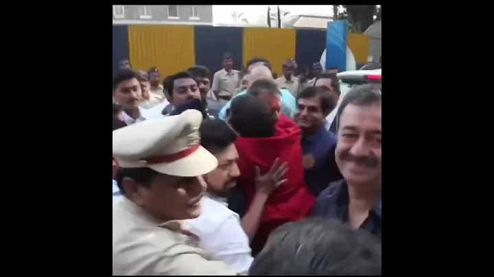 Sanjay dutt meeting real kamli after coming out of jail